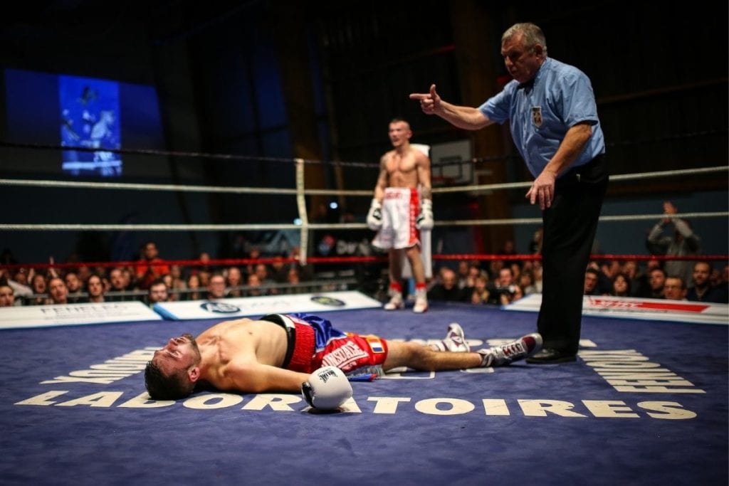 a boxer has been ko and referee is counting to 10